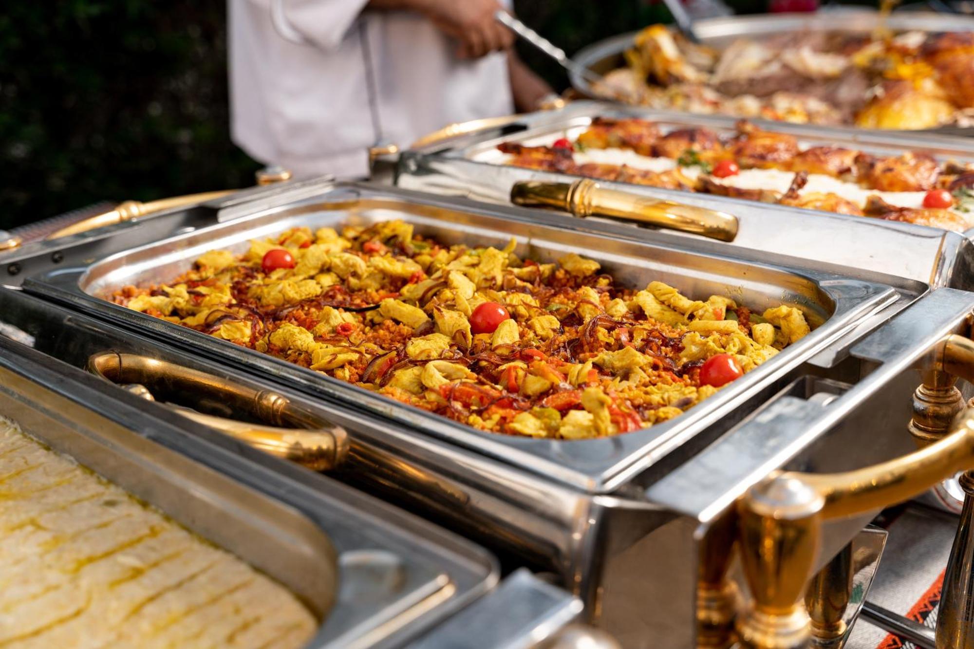 シェラトン ダンマン ホテル ＆ コンベンションセンター ダンマーム エクステリア 写真 A chafing dish