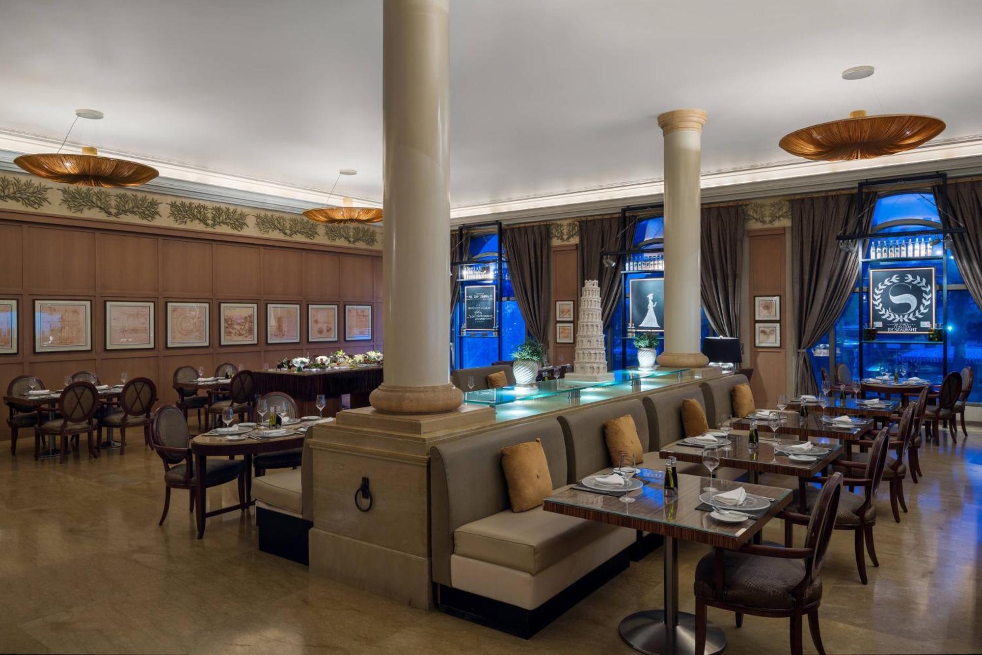 シェラトン ダンマン ホテル ＆ コンベンションセンター ダンマーム エクステリア 写真 The interior of the restaurant