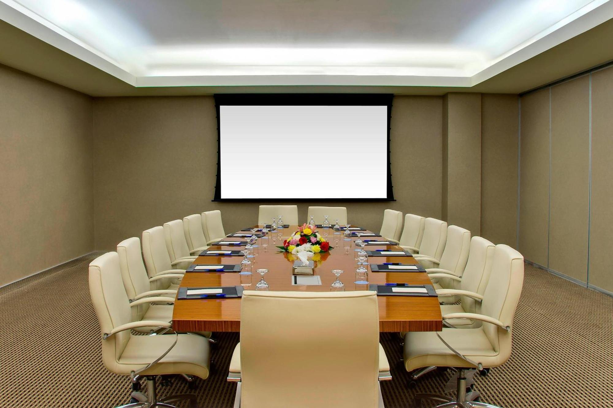 シェラトン ダンマン ホテル ＆ コンベンションセンター ダンマーム エクステリア 写真 A boardroom