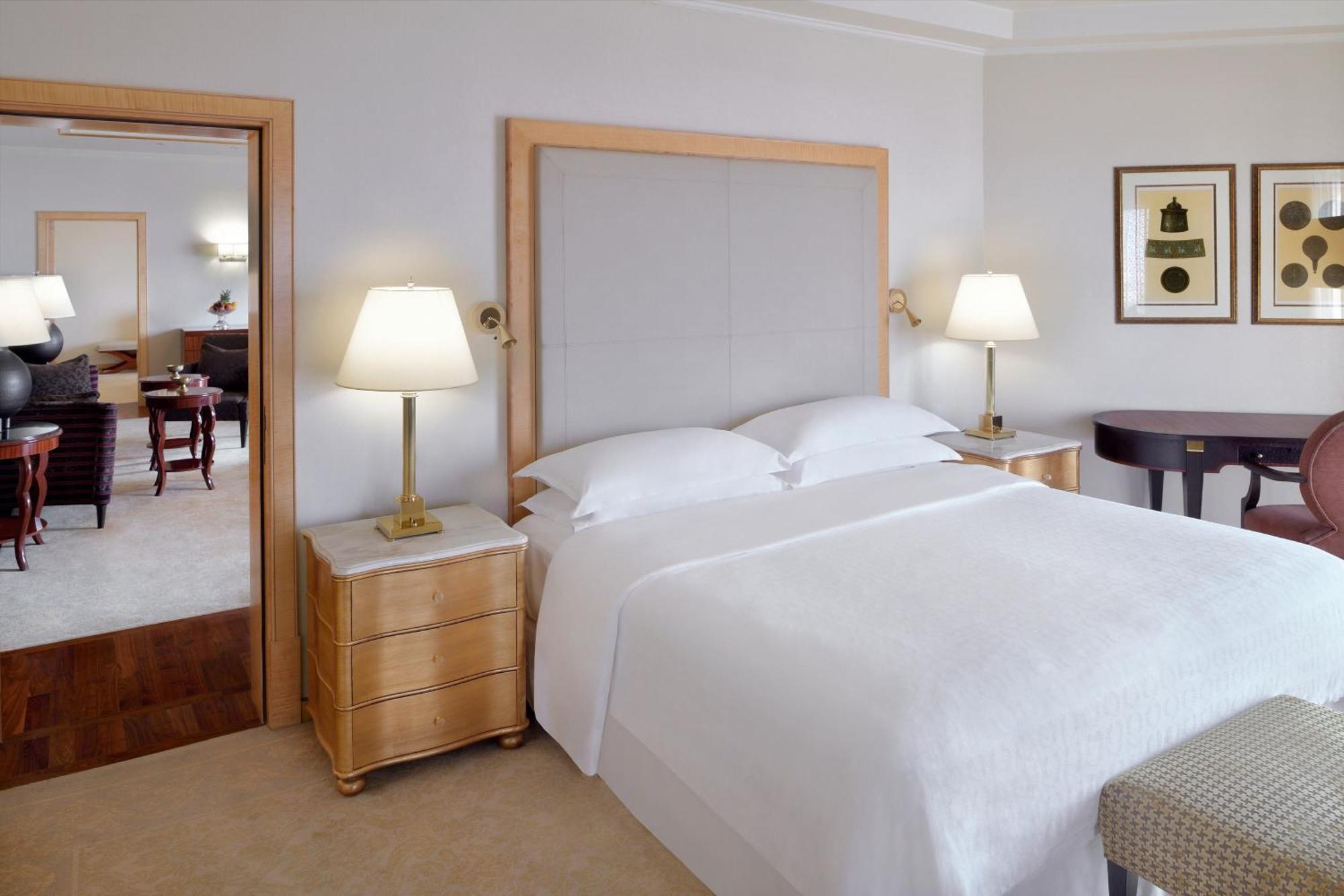 シェラトン ダンマン ホテル ＆ コンベンションセンター ダンマーム エクステリア 写真 A bedroom at the Four Seasons Hotel