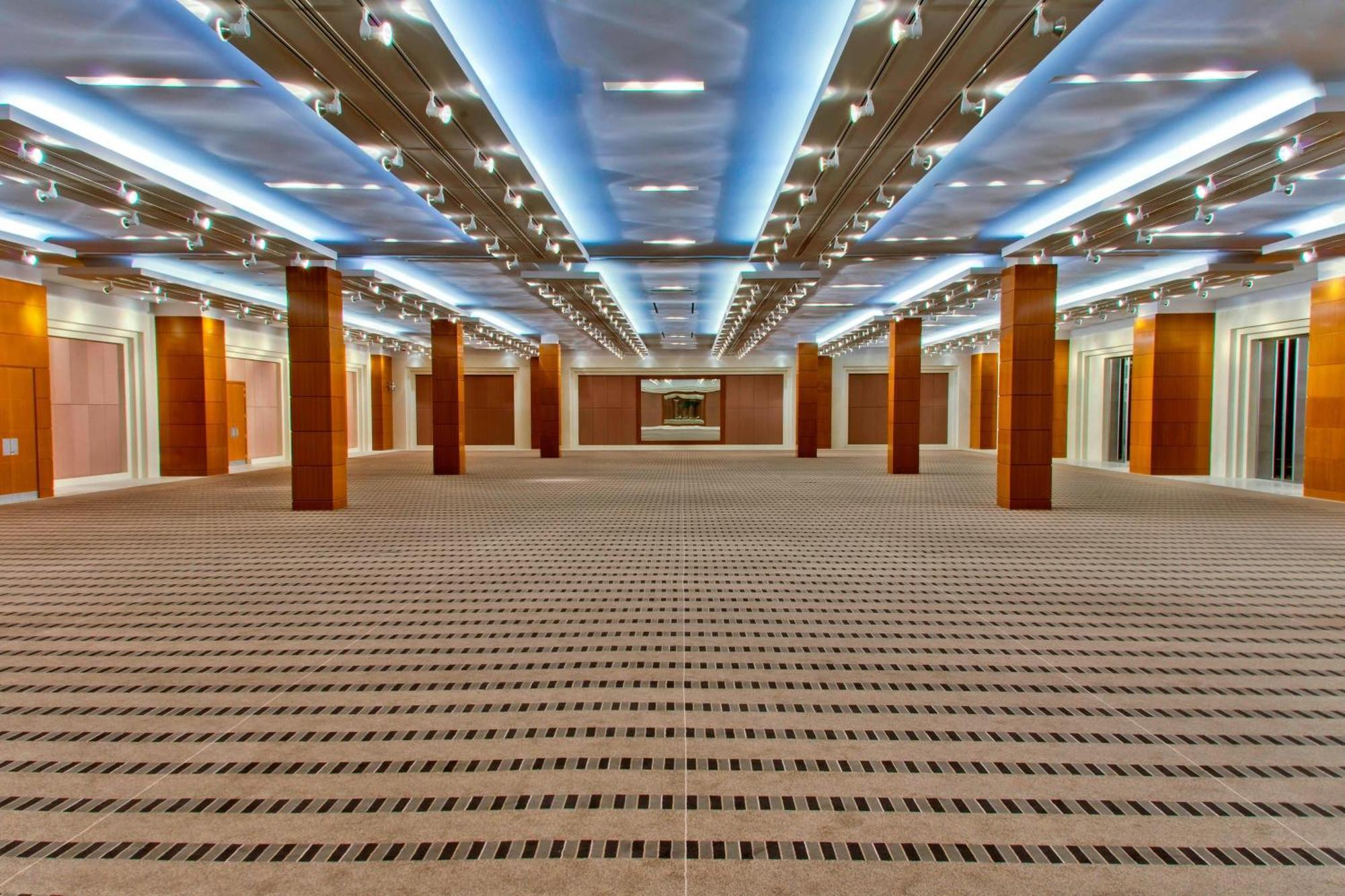 シェラトン ダンマン ホテル ＆ コンベンションセンター ダンマーム エクステリア 写真 The interior of the main hall