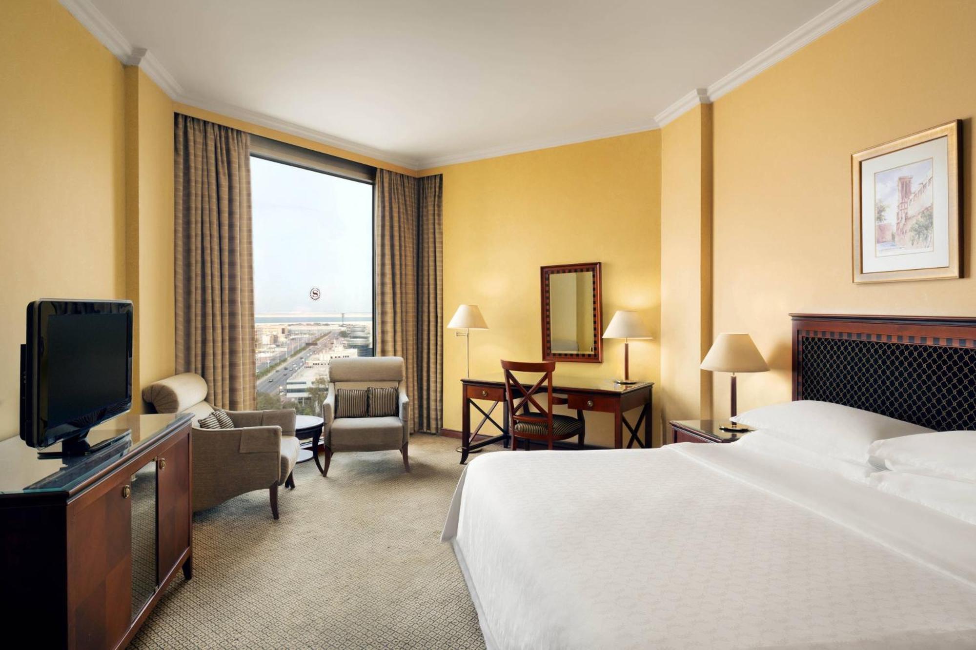 シェラトン ダンマン ホテル ＆ コンベンションセンター ダンマーム エクステリア 写真 A guest room at the Hilton Athens