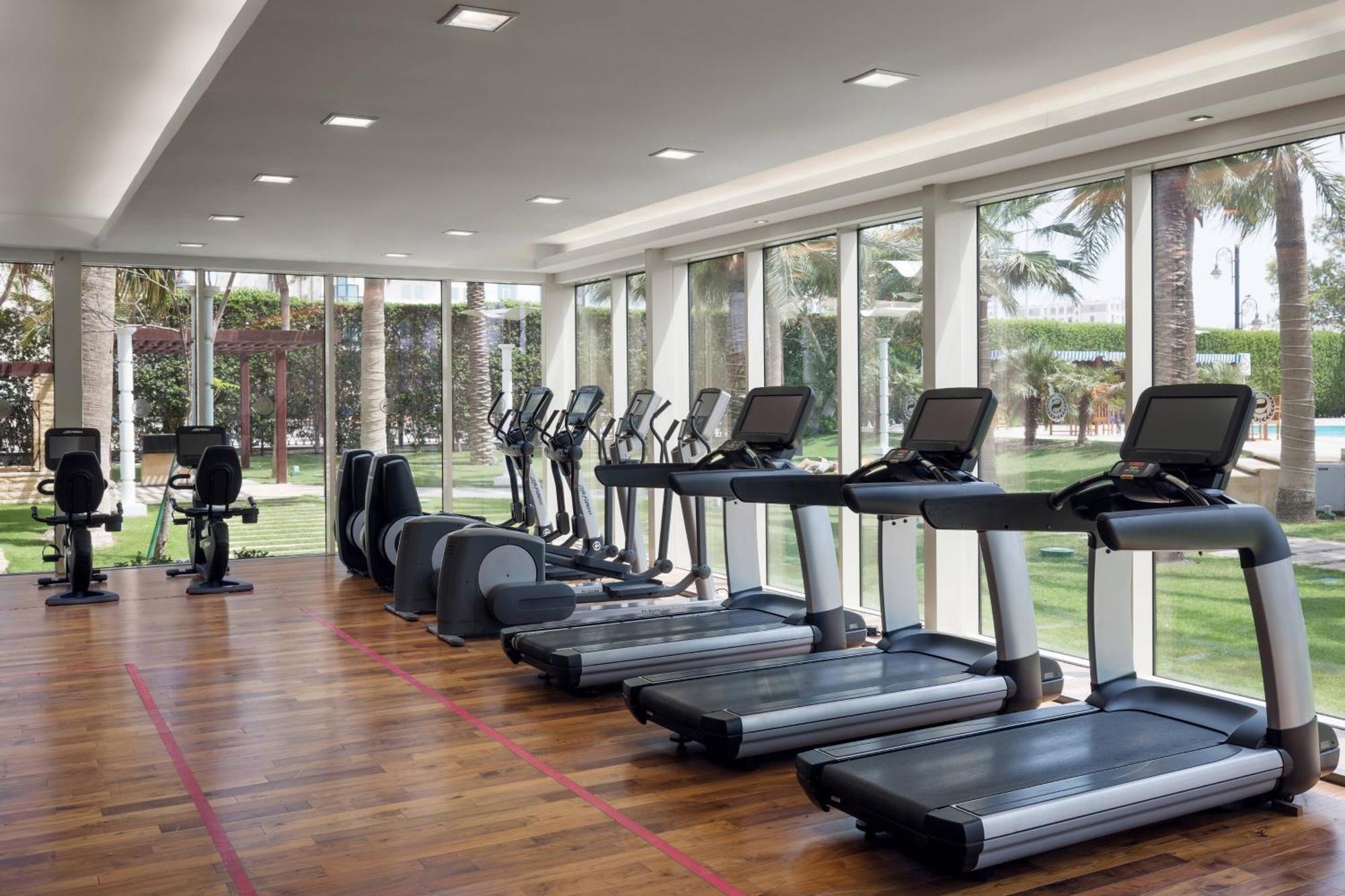 シェラトン ダンマン ホテル ＆ コンベンションセンター ダンマーム エクステリア 写真 The gym at the Jumeirah Beach Hotel