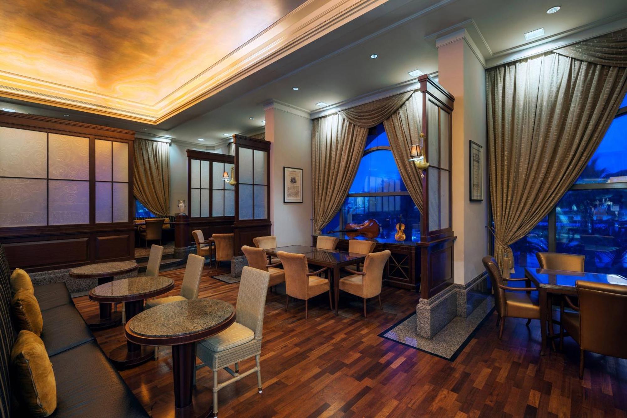 シェラトン ダンマン ホテル ＆ コンベンションセンター ダンマーム エクステリア 写真 The lounge at the airport