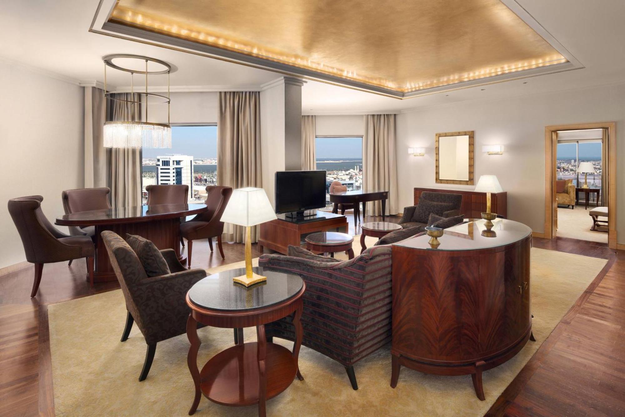シェラトン ダンマン ホテル ＆ コンベンションセンター ダンマーム エクステリア 写真 A suite at the hotel