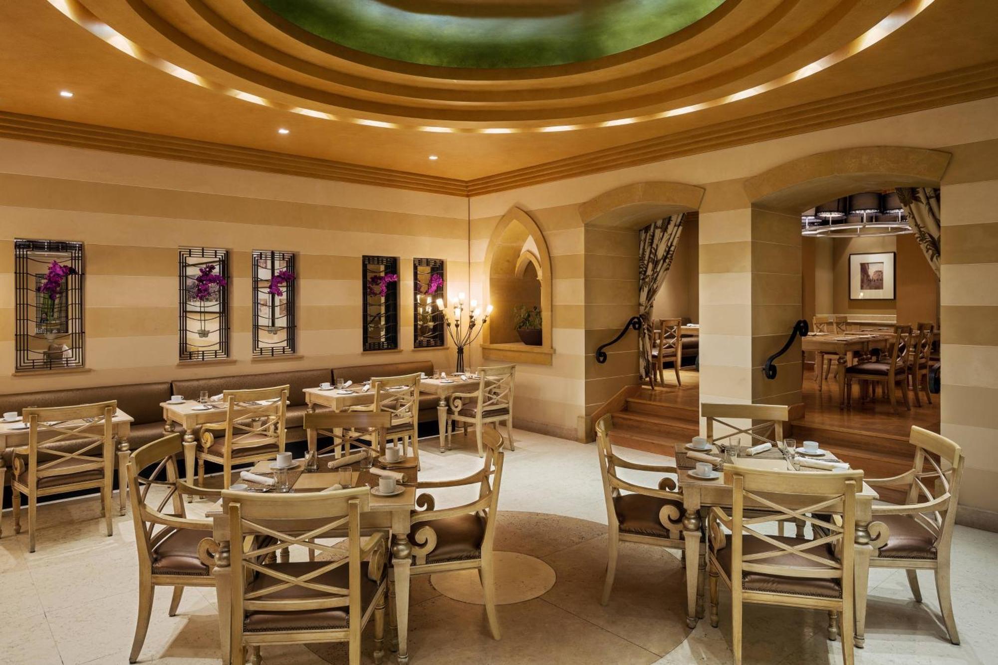 シェラトン ダンマン ホテル ＆ コンベンションセンター ダンマーム エクステリア 写真 The interior of the restaurant