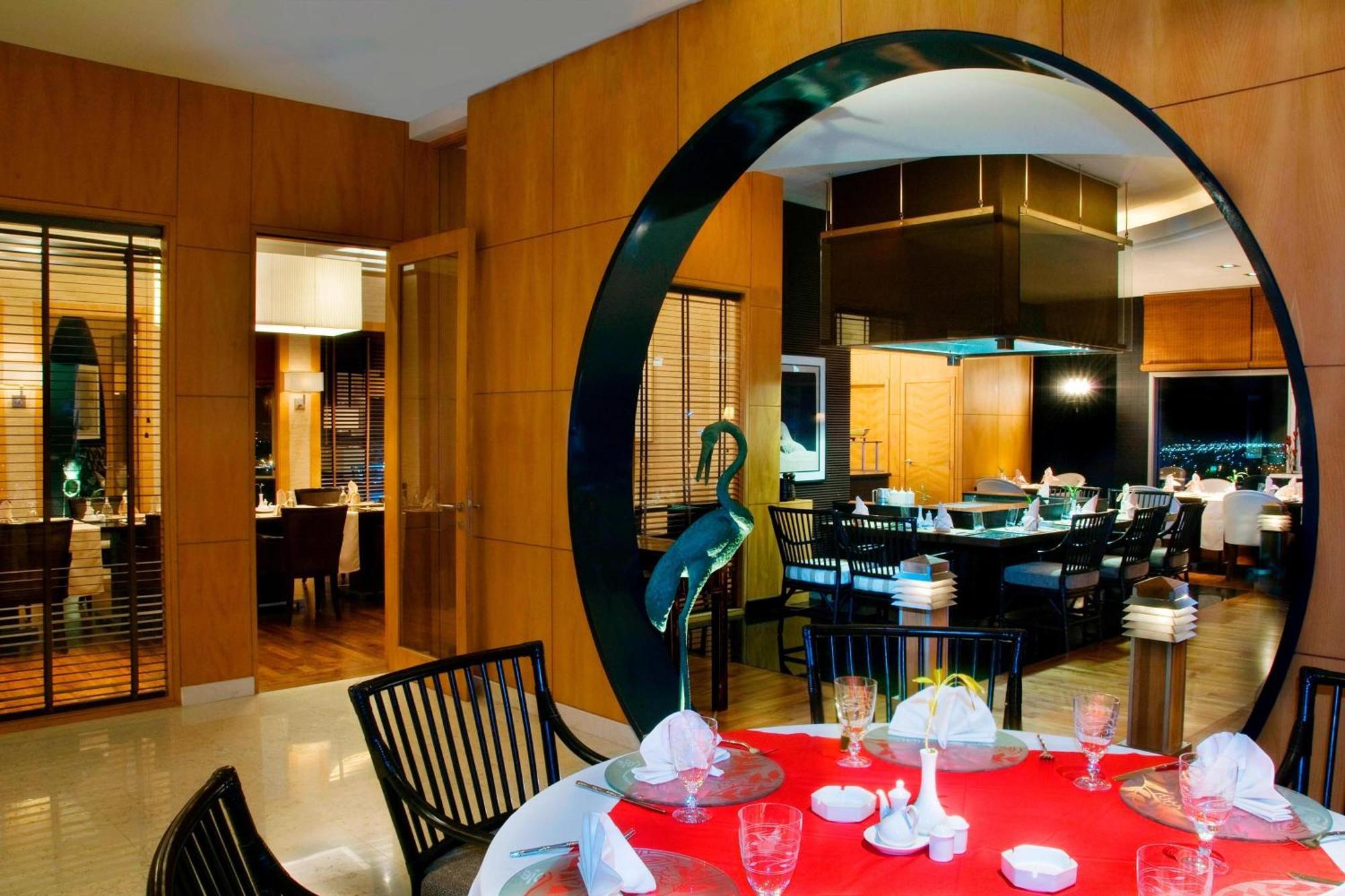 シェラトン ダンマン ホテル ＆ コンベンションセンター ダンマーム エクステリア 写真 The interior of the restaurant