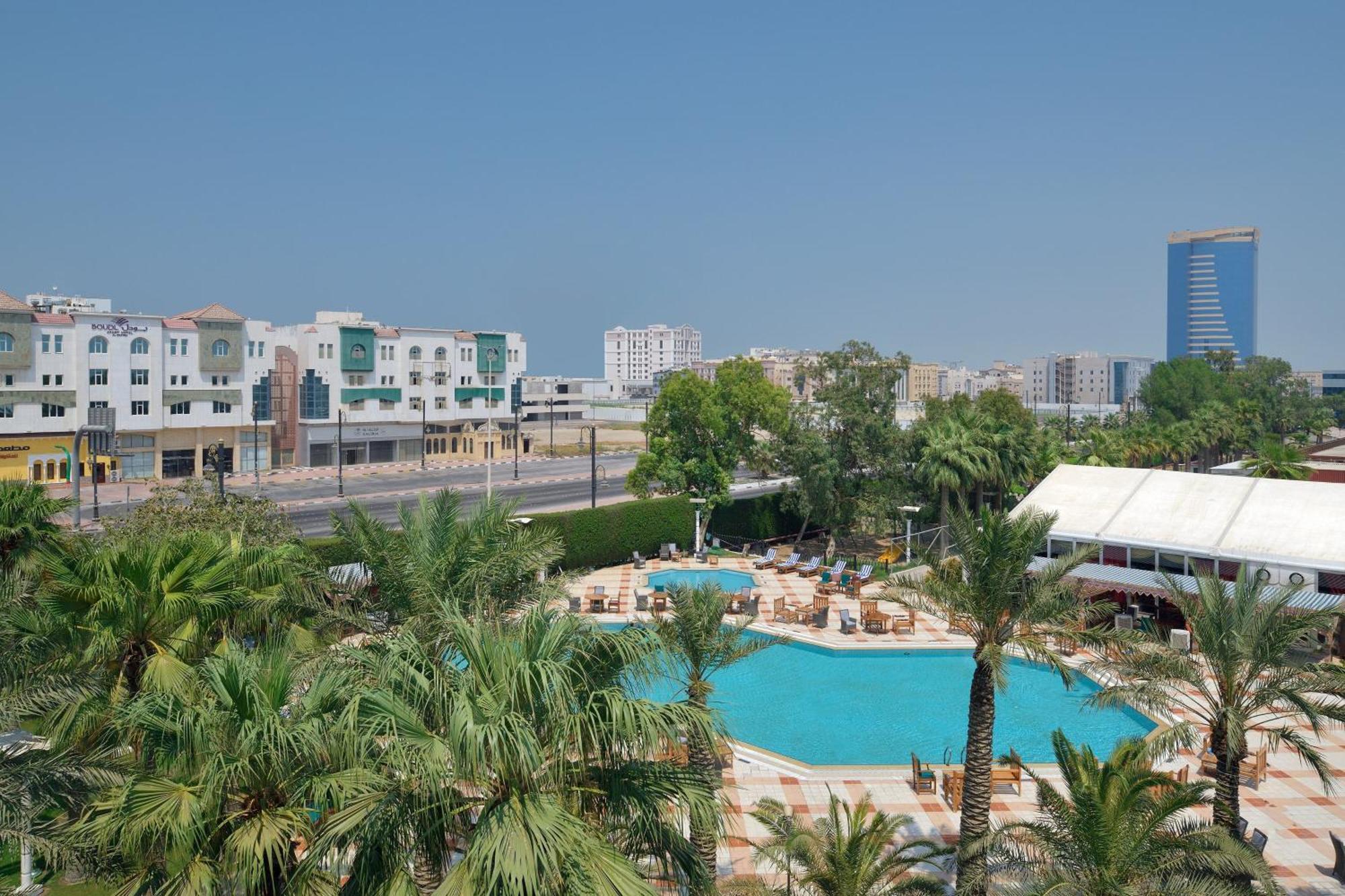 シェラトン ダンマン ホテル ＆ コンベンションセンター ダンマーム エクステリア 写真 A view of the pool at Jumeirah Lakes Towers