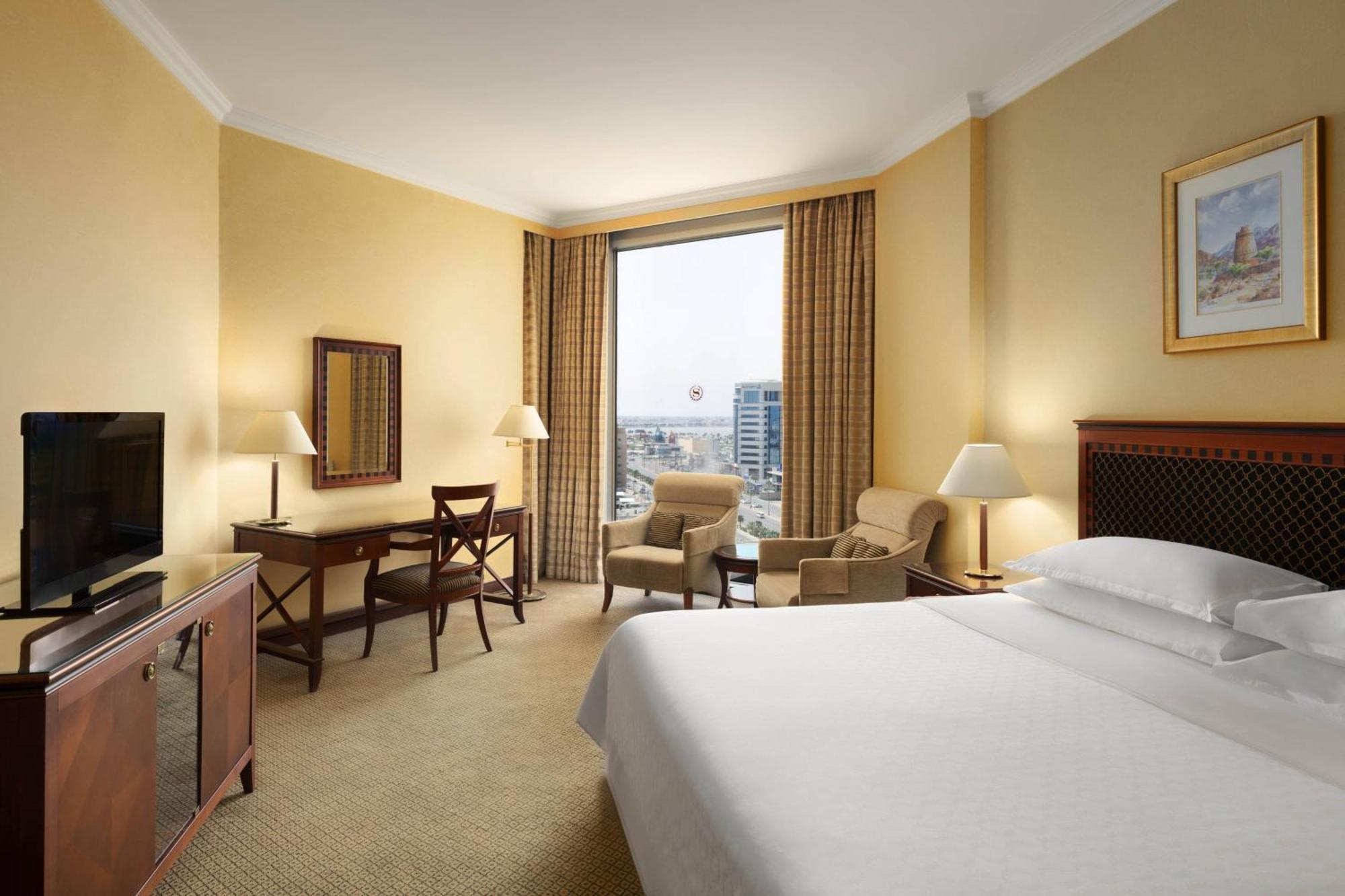 シェラトン ダンマン ホテル ＆ コンベンションセンター ダンマーム エクステリア 写真 A guest room at the hotel