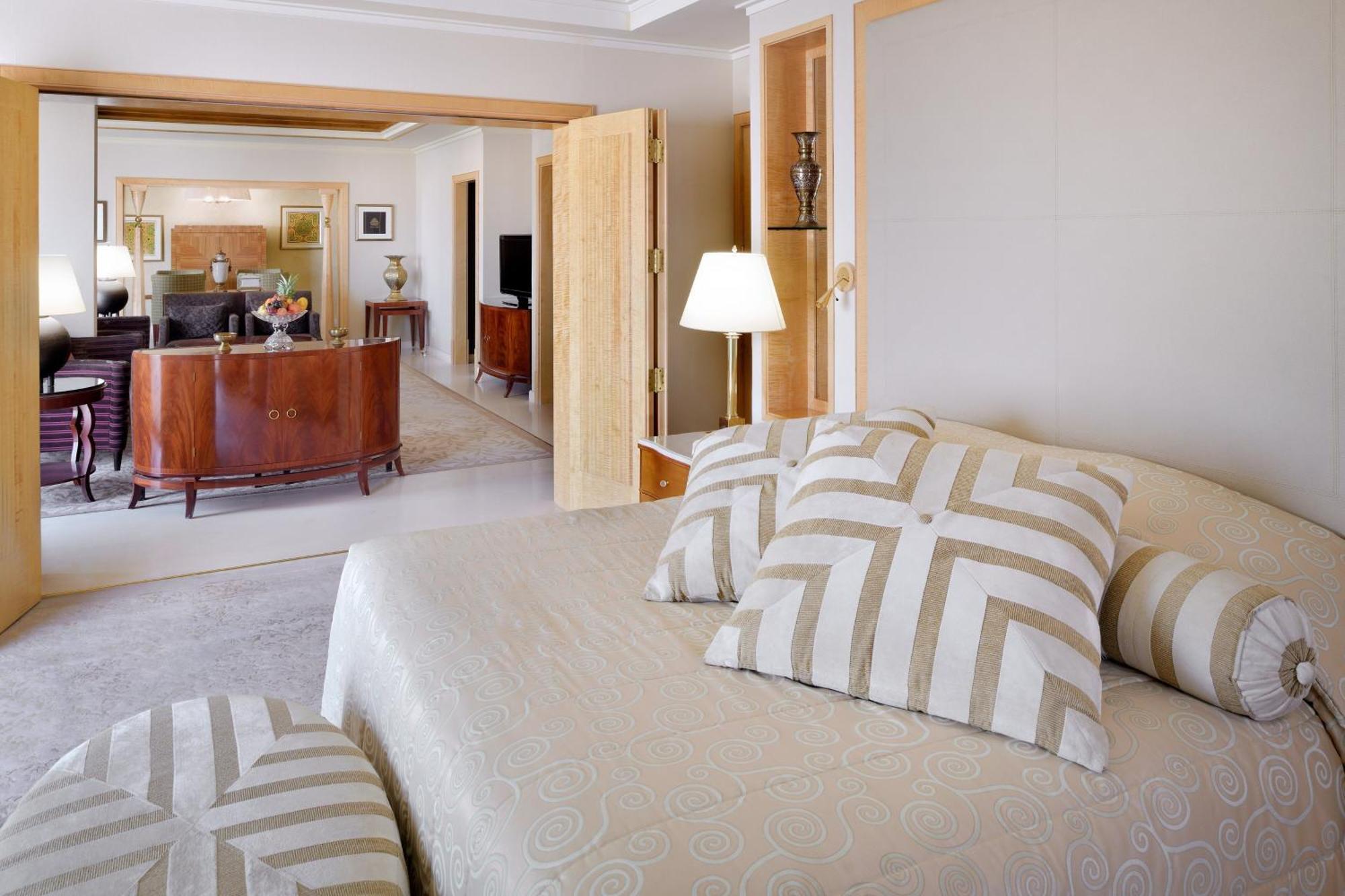 シェラトン ダンマン ホテル ＆ コンベンションセンター ダンマーム エクステリア 写真 A suite at the hotel