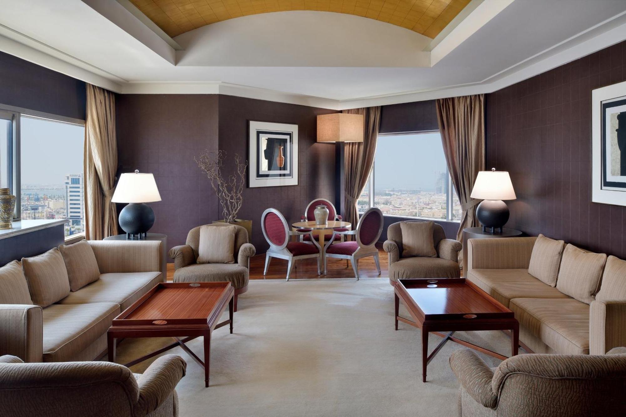 シェラトン ダンマン ホテル ＆ コンベンションセンター ダンマーム エクステリア 写真 The interior of a suite at the Four Seasons Hotel, Cairo